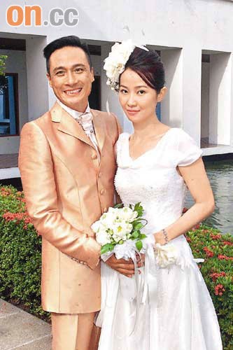 Ngô Trấn Vũ và vợ người Singapore Vương Lệ Bình, cô cũng từng tham gia nhiều hoạt động biểu diễn, sau khi kết hôn thì Vương Lệ Bình ở nhà chăm sóc cho mái ấm hai người và gác sự nghiệp biểu diễn qua một bên.