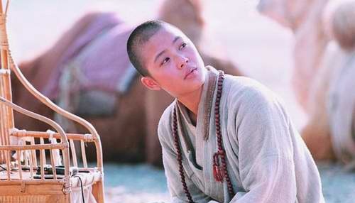 Năm 2002, Chu Vận hy sinh mái tóc của mình để vào vai tiểu hòa thượng Giác Huệ trong phim “Thiên địa anh hùng”, dù vai diễn của cô là một vai phụ nhỏ nhưng cô đã thể hiện tròn vai diễn của mình và gây ấn tượng với người xem, nhất là trong hình tượng một ni cô trọc đầu nhưng giàu tình yêu thương với người tình Mỹ Văn trong phim.