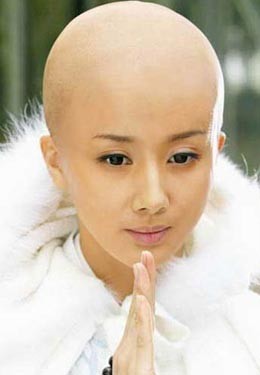 Tiểu Hoa Đán Tôn Phi Phi từng tốt nghiệp Học viện múa Bắc Kinh khoa múa cổ điển. Để vào vai ni cô trong “Bích Huyết Kiếm” Tôn Phi Phi đã phải hy sinh mái tóc của mình để phù hợp với yêu cầu của bộ phim.