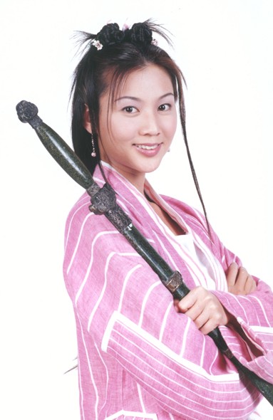 Nữ diễn viên Lý Cẩm Mai vào vai Nhạc Linh San trong Tân tiếu ngạo giang hồ phiên bản 2000.