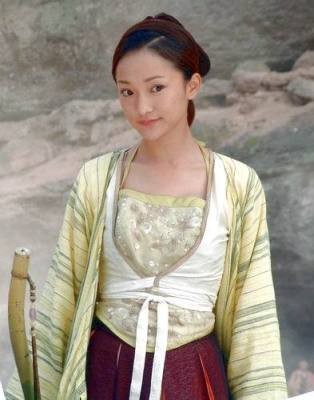 Châu Tấn (CCTV - 2003). Hoàng Dung qua sự thể hiện của Châu Tấn là một cô nương trẻ tuổi, vóc dáng nhỏ nhắn dễ thương. Khuôn mặt phảng phất buồn ấy lại ánh lên nét tinh nghịch, thông minh thật đáng yêu.