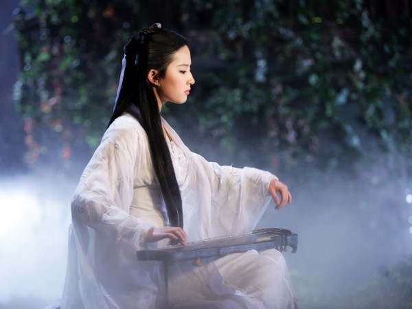 Trước khi Lưu Diệc Phi nhận vai Tiểu Long Nữ, cô đã từng đảm nhận vai diễn Vương Ngữ Yên trong bộ phim Thiên Long Bát Bộ, cũng là một tác phẩm chuyển thể từ tiểu thuyết của nhà văn Kim Dung.