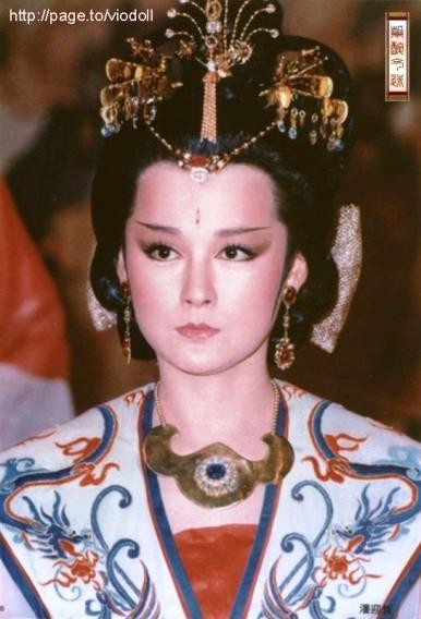 Phan Nghinh Tử thành công vang dội với vai diễn Võ Tắc Thiên năm 1986 khi bước vào tuổi 40.