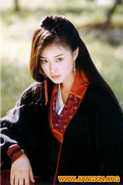 Người đẹp Tưởng Hân thể hiện một nàng Mộc Uyển Thanh xinh đẹp, sắc sảo trong Thiên Long Bát Bộ do Đài truyền hình Giang Tô sản xuất năm 2004.
