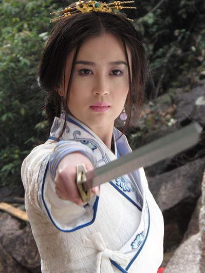 Chu Chỉ Nhược của Lưu Cạnh trong Ỷ Thiên Đồ Long Ký (2009) được đánh giá là không thành công, từ ngoại hình cho đến diễn xuất.