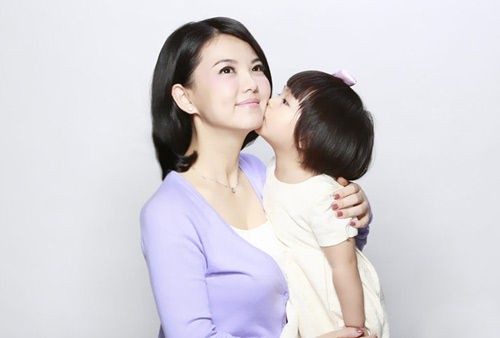 Cô nhóc 2 tuổi Vương Thư Lăng, con gái nữ diễn viên Lý Tương được đoi là ngôi sao nhỏ hái ra tiền. Cô bé là nhân vật đại diện cho 7 hãng sản phẩm và số tiền cô bé kiếm được không ít hơn 100 triệu tệ.