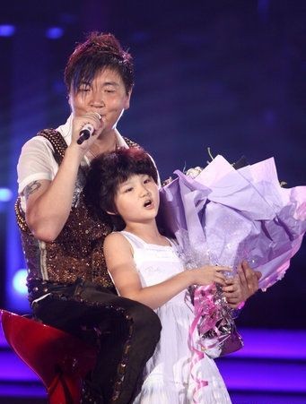 Cô bé Bảo Dao, 4 tuổi, con gái của ca sĩ Tôn Nam trong một lần biểu diễn chung với bố trong ca khú “Bảo bối”.