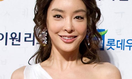 Nữ diễn viên của Boys Over Flowers Jang Ja-yeon tự tử năm 2009 do không chịu được cảnh bị lạm dụng và quấy rối tình dục từ người quản lý.
