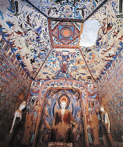 Tượng Phật và các bức bích họa tại hang Mạc Cao Đôn Hoàng.