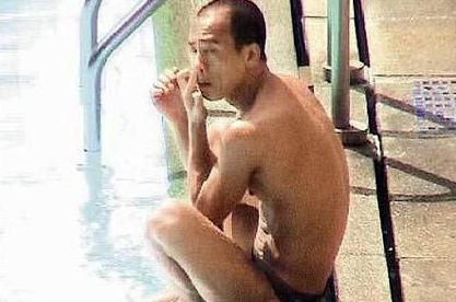 Nam diễn viên Trần Tiểu Xuân ngẩn ngơ bên hồ bơi.