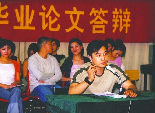 Huỳnh Hiểu Minh trong phần phản biện khóa luận tốt nghiệp.