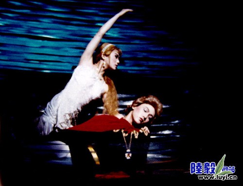 Lục Nghị trong một vở nhạc kịch thiếu nhi "Cô gái của biển" cho các em nhỏ tại cung văn hóa nghệ thuật thiếu nhi Thượng Hải