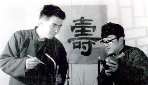Đạo diễn Trần Khải Ca (trái) trong một vở kịch thời còn là sinh viên khóa đạo diễn thứ 78 của HV Điện ảnh Bắc Kinh.