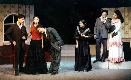 Trần Khôn (ngoài cùng bên trái) trong vở kịch "Công chúa trong giương".