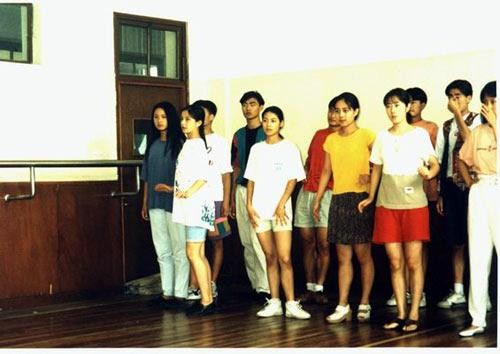 Triệu Vy (thứ hai từ trái sang) cùng các bạn trong lớp.