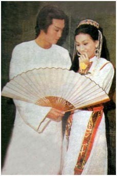 Trần Gia Lạc và Hương Hương công chúa do Trịnh Thiếu Thu và Dư An An thể hiện trong phim Thư Kiếm Ân Cừu Lạc, phiên bản 1979 do TVB sản xuất.