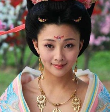 Tuy nhiên, với kinh nghiệm từng có khi vào vai Dương Quý Phi trước đó, Ân Đào đã thể hiện rất thành công sự yêu kiều, tràn đầy sức sống của một Võ Tắc Thiên thời thiếu nữ trong phim Võ Tắc ThiênBí Sử.