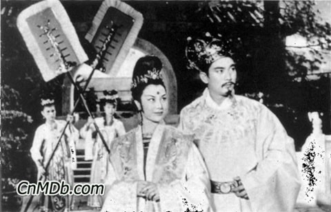 Diễn viên Lý Lệ Hoa được coi là người đầu tiên thể hiện nhân vật nữ hoàng đế Võ Tắc Thiên trên màn ảnh. Bộ phim cùng tên với nhân vật nữ hoàng này được sản xuất năm 1940.