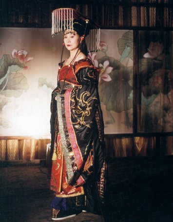 Quy Á Lôi – phiên bản Võ Tắc Thiên được coi là đã thể hiện được một hình tượng mẫu nghi thiên hạ nhất trong các diễn viên từng thể hiện nhân vật này .