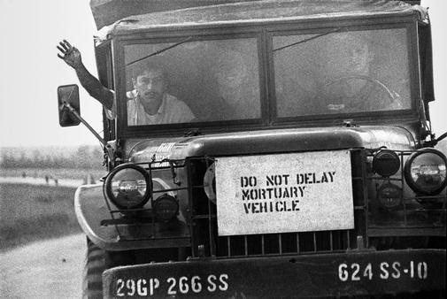 Một xe chở binh lính bị thương hoặc tử nạn thời chiến. 1967.