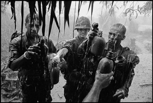 Một trận chiến ở Sài Gòn. Tội nghiệp lính bộ binh Hoa Kỳ khi phải chiến đấu ở Việt Nam. Vấn đề họ gặp phải là nước, lúc thì quá nhiều lúc thì không có một giọt. Thời gian đầu của cuộc chiến, nước đã phải vận chuyển bằng đường thủy từ California sang vì cho rằng nước ở đây không được vệ sinh. Sau này thì lính Mỹ tự cho chất clo vào trong nước của mình khi lấy ở bên ngoài, những người lính khôn ngoan là người luôn biết hứng đầy bình nước của mình mỗi khi có “thời cơ”, 1968.