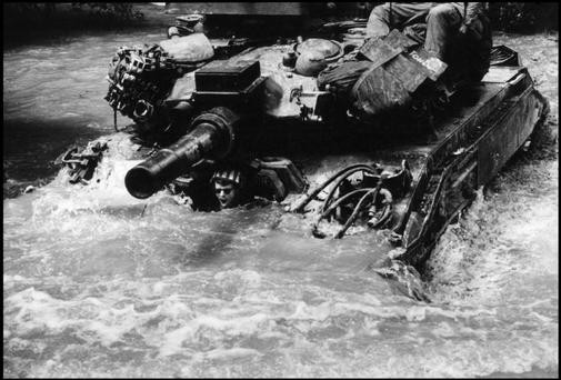Xe bọc thép của quân Mỹ vượt sông.