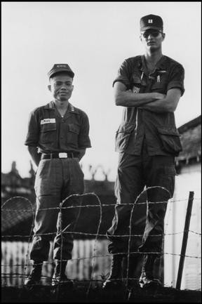 Lính Việt Nam cộng hòa (trái) và một sĩ quan chỉ huy Mỹ (phải).