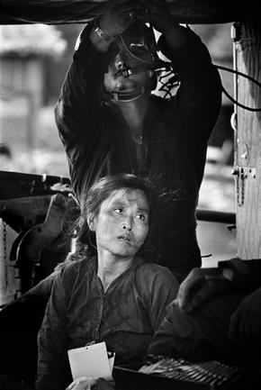 Người phụ nữ này được coi là linh hồn sống sót của việt cộng và chị bị bắt ở Campuchia trong một chiến dịch mở. Xương sống của chị bị thương và bị trói bẻ quặt tay ra phía sau trước khi được đưa lên trực thăng, 1967.