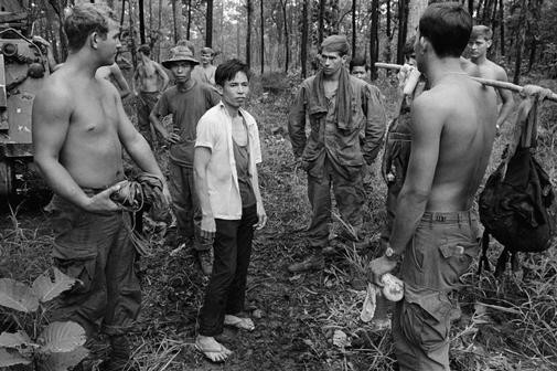 Ngườ thanh niên (giữa) bị lính Mỹ bắt khi vượt qua hàng dây điện tử năm 1970.