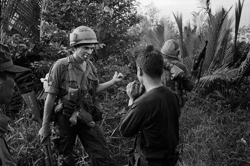 Binh đoàn 9 của Mỹ tuần tra ở đồng bằng sông Cửu Long và trò chuyện với một cậu bé nông dân. 1967