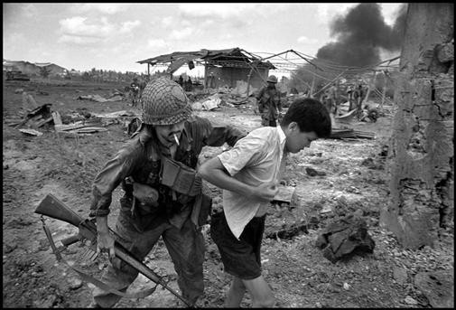Môt thanh niên Việt Nam bị lính của binh đoàn số 9 Mỹ bắt giữ khi binh đoàn này đang đóng ở vùng ngoại ô Sài Gòn. Những người nông dân vô tội là những người phải gánh chịu hậu quả nặng nề từ sự bắt bớ của quân đội Mỹ. 1968.