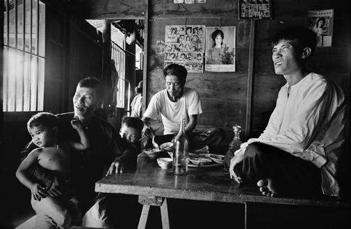 Nhà của người Việt Nam nào hầu như cũng có một tấm phản bằng gỗ cứng dùng như chỗ nghỉ ngơi, một chiếc bàn uống nước và nơi để trú bom – 1967.