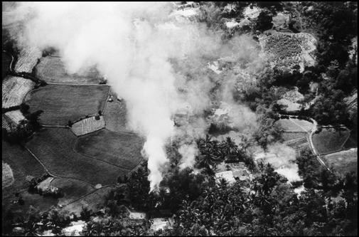 Hình ảnh một địa danh ở Quảng Ngãi (Bantangan) từ trực thăng đánh bom của lính Mỹ trong chiến dịch “Tìm và phá hủy”. Những cột khói từ những ngôi nhà bị đốt giữa cánh đồng lúa đang vào vụ cấy, 1967.