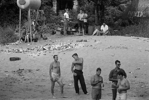 Một bãi biển ven Đà Nẵng. Lính Mỹ thường bắt gặp say xỉn và chơi tới bến trong các buổi tiệc tùng hơn là chiến đấu với kẻ bên kia chiến tuyến. Khi cuộc chiến đã trong tầm kiểm soát thì những người lính này có nhiều thời gian cho tiêu khiển hơn, 1970.