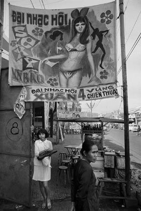 Các đường phố của Sài Gòn trong thời chiến đã sớm có những dấu hiệu của sự thâm nhập những giá trị Mỹ. Hình ảnh cô nàng Playboy quen thuộc trên tạp chí của ông trùm Hefner, 1971.
