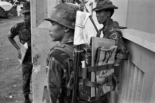 Những người lính Việt Nam cộng hòa tại Sài Gòn với quân trang là bàn chải đáng răng cùng tạp chí khiêu dâm kiểu Playboy, 1968.