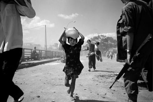 Trận càn ở Sài Gòn, 1968. Dân thường tị nạn dưới làn lửa đạn.