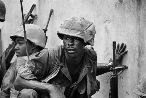Cuộc chiến tại Sài Gòn. Thủy quân lục chiến sợ hãi tìm nơi ẩn nấp sau một bức tường trong trận tấn công Tết 1968.