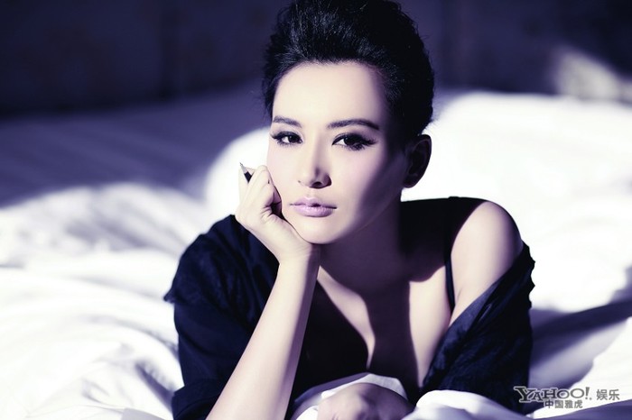 Mạc Tiểu Kỳ vốn là một nữ diễn viên hiếm hoi của làng giải trí Hoa ngữ có học thức cao. Cô cũng từng giành vương miện Hoa hậu Trung Quốc tại Sydney năm 1998.