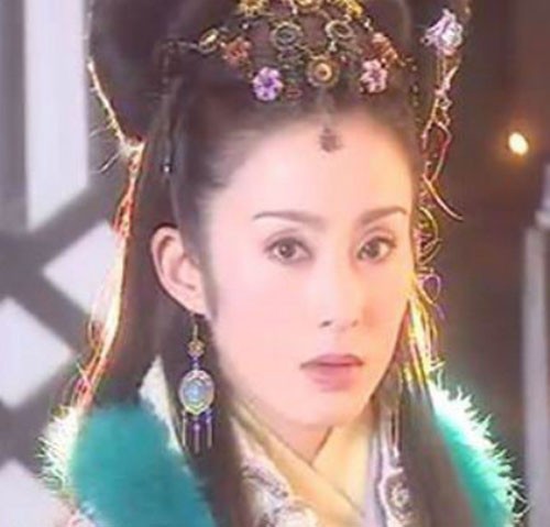 Triệu Mẫn trong phim cùng tên Điêu Thuyền, sản xuất năm 2001.