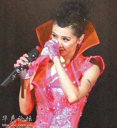 Thái Y Lâm trong đê nhạc hồi tháng 12/2010 đã khóc thổn thức khi cô hát “Quay lại” do người tình cũ là nam ca sĩ Châu Kiệt Luân viết.