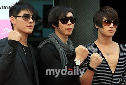 Ba thành viên nhóm TVXQ đâm đơn kiện SM (từ trái qua): Xiah (Park Yoochun), Hero (Kim Junsu) và Micky (Kim Jaejoong).