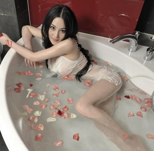 Người mẫu Trương Hinh Dư gợi cảm hơn bao giờ hết với tư thế trong bồn tắm.