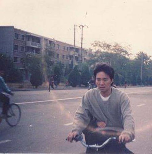 Nam tài tử Châu Tinh Trì đạp xe đi học khi còn là sinh viên. Không biết nhân vật ngồi phía sau xe là ai?
