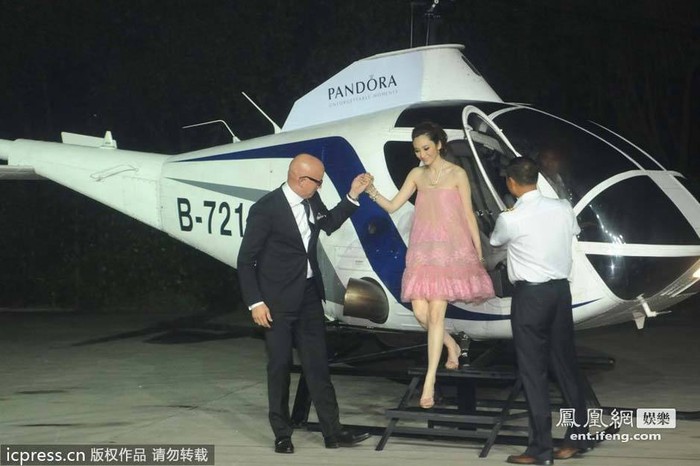 Ngày 85, siêu mẫu đa năng Ngô Bội Từ đã đáp trực thăng đến dự một sự kiện khai trương cửa hàng đồ trang sức tại Thượng Hải trong sự chào đón của vị tổng giám đốc hãng trang sức này. Đến dự sự kiện còn có những người đẹp đình đám của làng giải trí Hoa ngữ như Củng Tân Lương, bom sex Mạc Tiểu Kỳ…