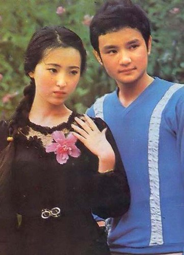 Nữ diễn viên quá cố Trần Hiểu Húc và Âu Dương Phấn Cường từng thành danh qua bộ phim Hồng Lâu Mộng 1987.