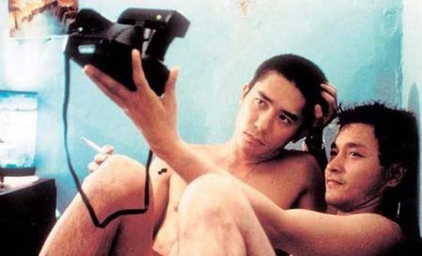 Lương Triều Vỹ (trái) và Trương Quốc Vinh (phải) thuở hàn vi như đang đóng chung một cảnh hot đồng tính.