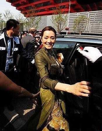 Củng Lợi trong lễ cắt băng khánh thành khu trưng bày của Pháp tại World Expo Thượng Hải 2010 cũng bị một quan khách có mặt “đụng tay” vào vòng 3, Hoa đán lúc đó cũng chỉ biết cười cho qua chuyện rồi lên xe.