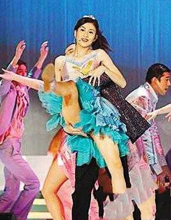 Nữ ca sĩ Lý Thể Hoa trong một màn vũ đạo cùng bạn diễn Mã Tuấn Vỹ đã có phần “sơ suất” khi nam ca sĩ ôm ngay vào phần nhạy cảm của người đẹp.