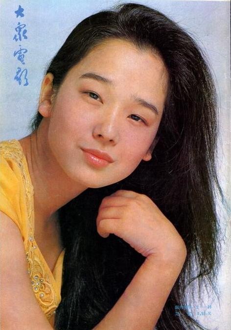 Yuno Tanaka sinh ngày 29/4/1955, là một nữ diễn viên khá tên tuổi của Nhật Bản. Bà từng học một trường cao đẳng nữ sinh nhưng đã bỏ học giữa chừng và chuyển sang học khoa diễn xuất tại Đại học Meiji.
